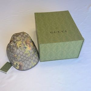 NWT Gucci GG carnation print bucket hat RARE Authentic w/ Receipt, Box & Tag M